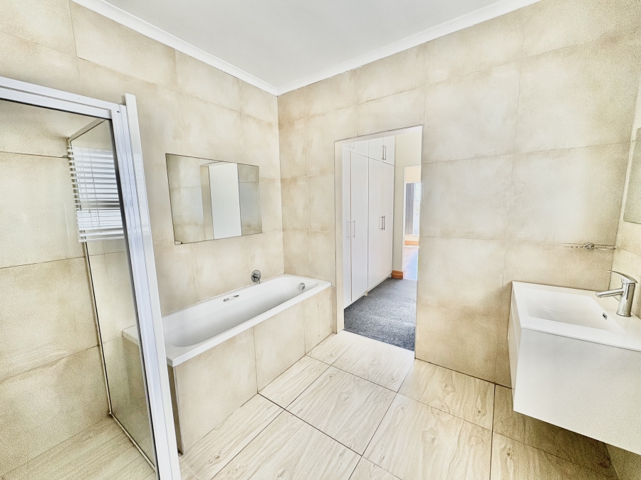 4 Bedroom Property for Sale in Pearl Bay Western Cape